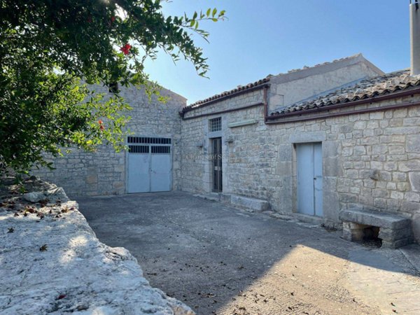casa indipendente in vendita a Modica