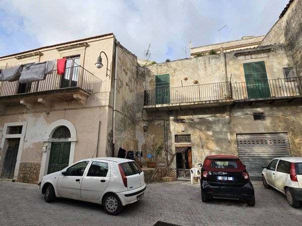 casa indipendente in vendita a Modica