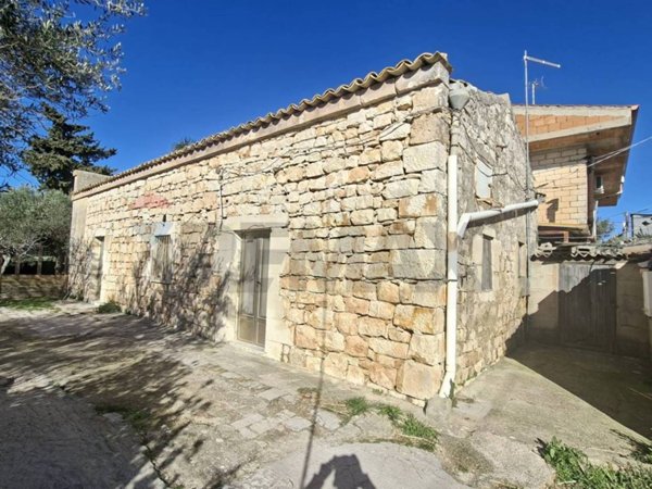 casa indipendente in vendita a Modica