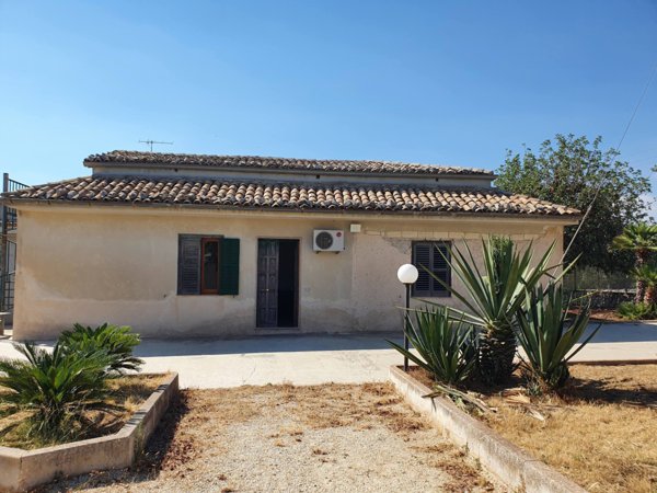 casa indipendente in vendita a Modica