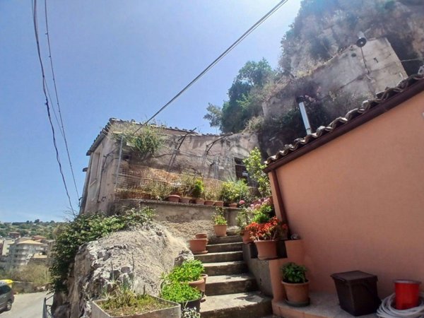 casa indipendente in vendita a Modica