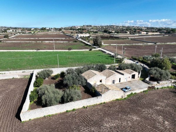 casa indipendente in vendita a Modica