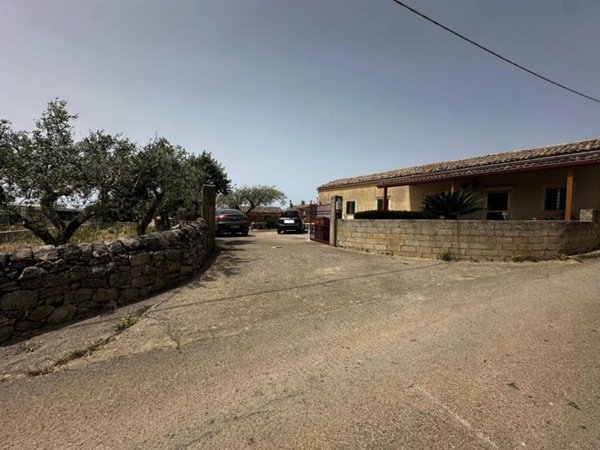 casa indipendente in vendita a Modica