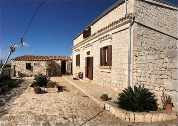 casa indipendente in vendita a Modica