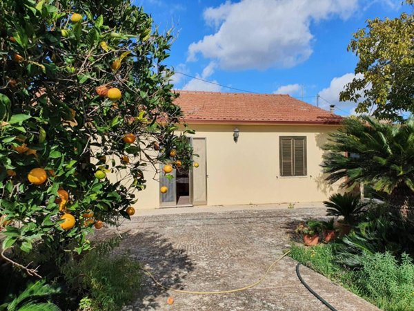 casa indipendente in vendita a Modica