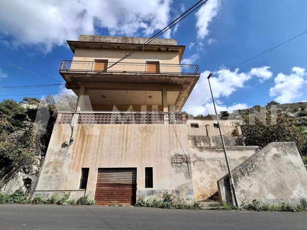 casa indipendente in vendita a Modica