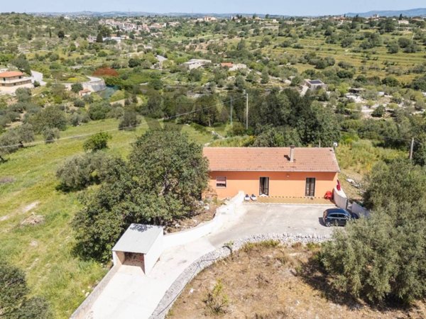 casa indipendente in vendita a Modica in zona Frigintini