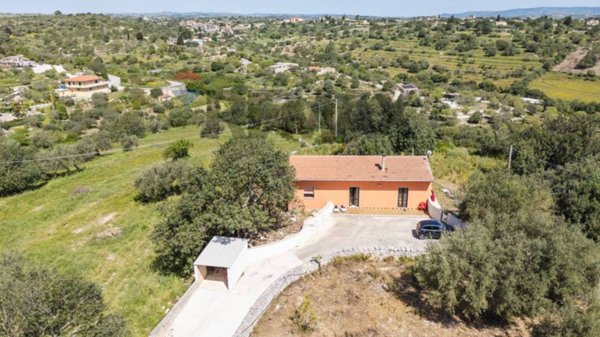 casa indipendente in vendita a Modica in zona Frigintini