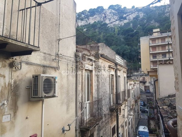 casa indipendente in vendita a Modica
