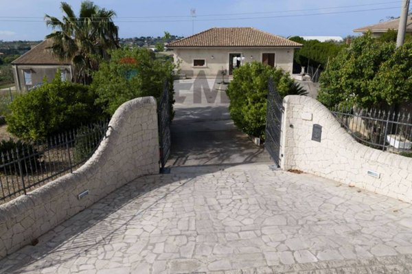 casa indipendente in vendita a Modica