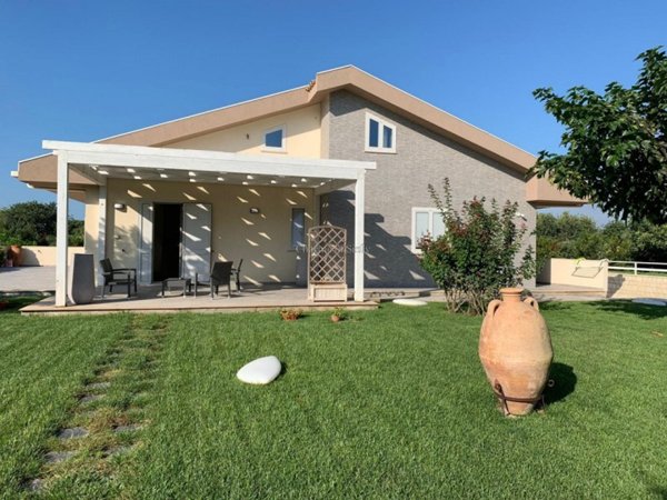 casa indipendente in vendita a Modica