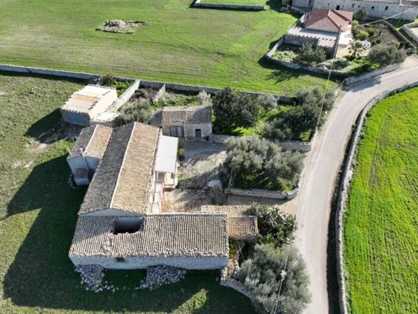 casa indipendente in vendita a Modica