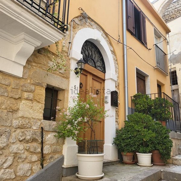 casa indipendente in vendita a Modica in zona Modica Bassa