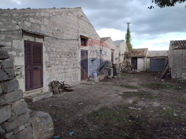 casa indipendente in vendita a Modica