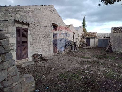 casa indipendente in vendita a Modica