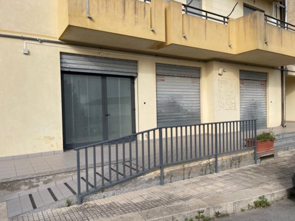 locale commerciale in vendita a Modica in zona Frigintini