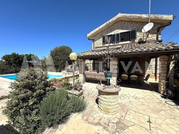 casa indipendente in vendita a Modica