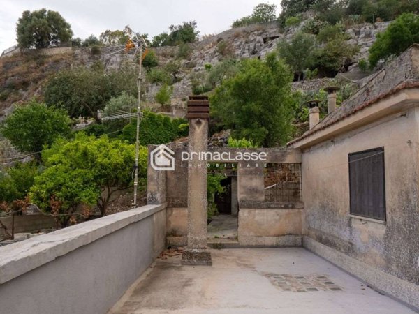 casa indipendente in vendita a Modica
