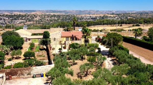 casa indipendente in vendita a Modica