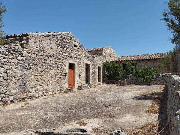 casa indipendente in vendita a Modica