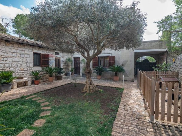 casa indipendente in vendita a Modica in zona Sacro Cuore