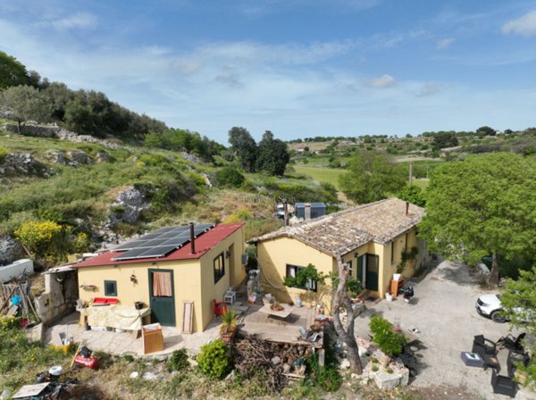 casa indipendente in vendita a Modica