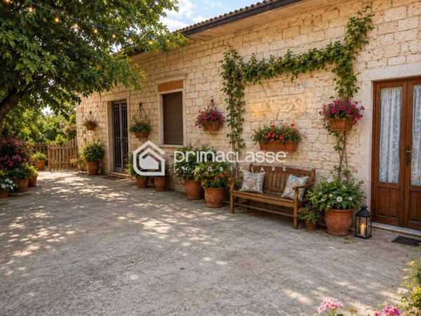 casa indipendente in vendita a Modica