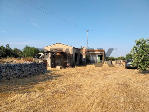 casa indipendente in vendita a Modica