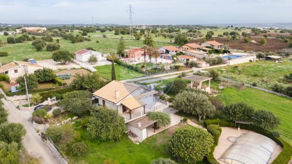 casa indipendente in vendita a Modica