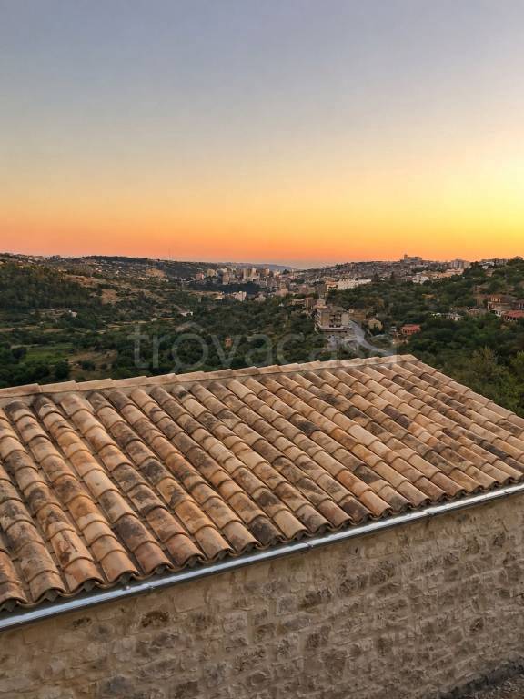 casa indipendente in vendita a Modica