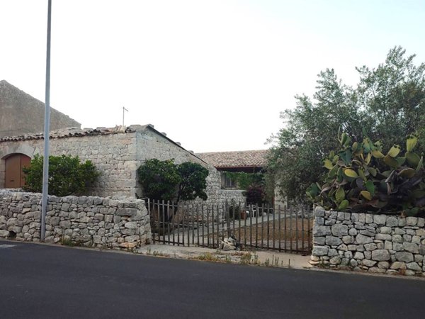 casa indipendente in vendita a Modica in zona Frigintini