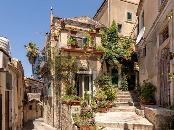 casa indipendente in vendita a Modica
