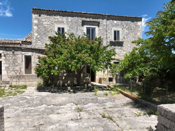 casa indipendente in vendita a Modica in zona Frigintini