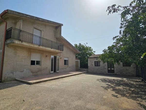 casa indipendente in vendita a Modica