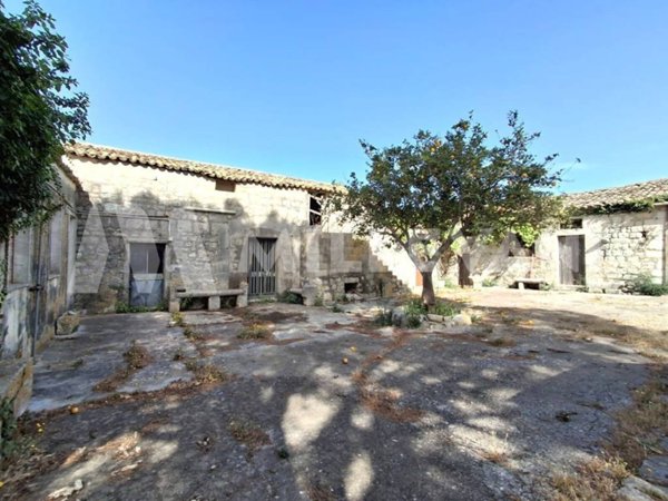 casa indipendente in vendita a Modica