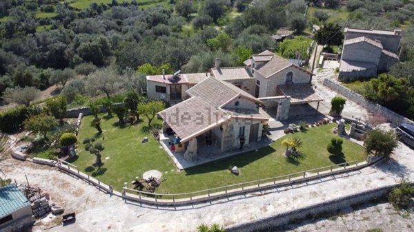 casa indipendente in vendita a Modica
