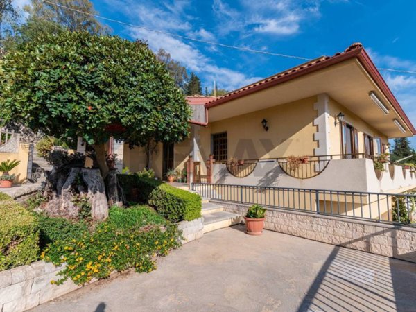 casa indipendente in vendita a Modica