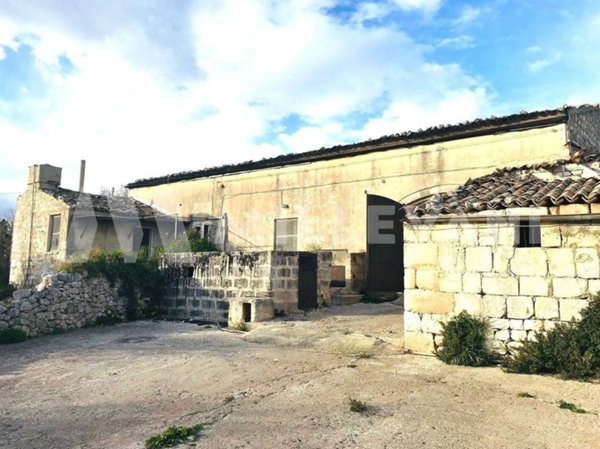 casa indipendente in vendita a Modica