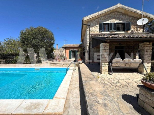 casa indipendente in vendita a Modica