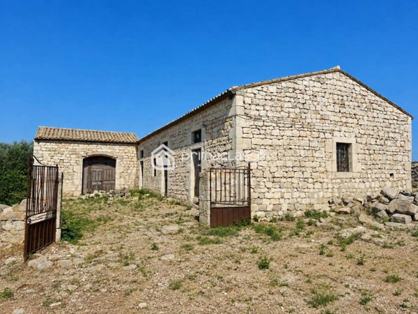 casa indipendente in vendita a Modica