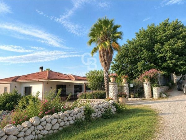 casa indipendente in vendita a Modica