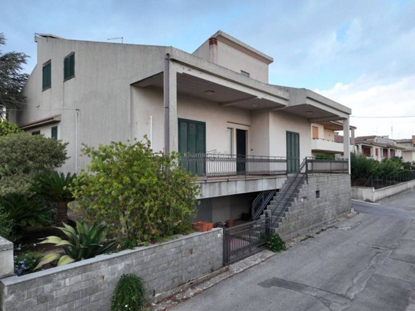 casa indipendente in vendita a Modica