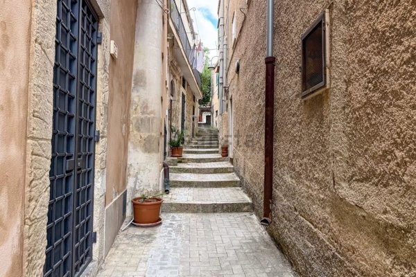 esavano in vendita a Modica in zona Modica Bassa