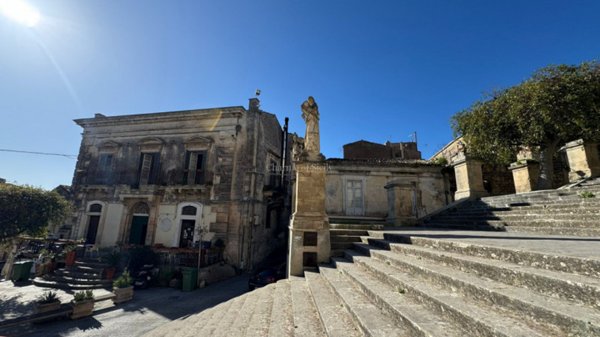 casa indipendente in vendita a Modica in zona Modica Alta