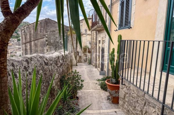 casa indipendente in vendita a Modica