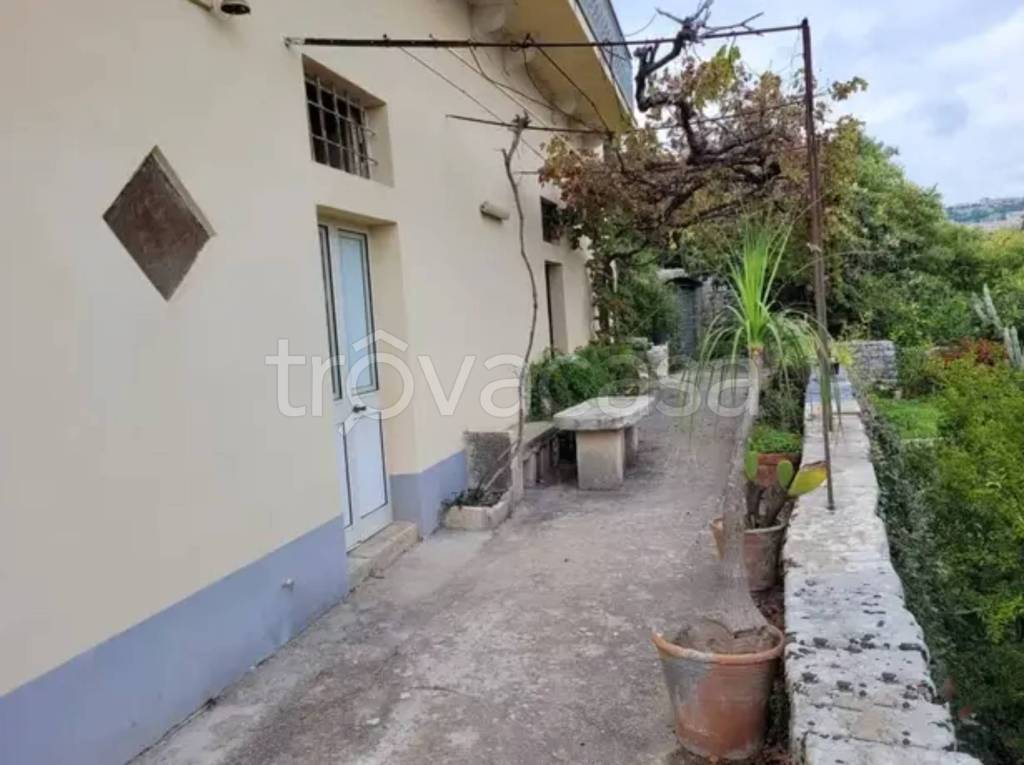 casa indipendente in vendita a Modica