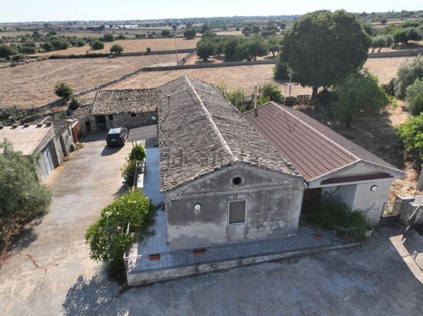 casa indipendente in vendita a Modica