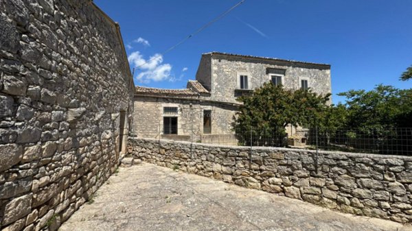 casa indipendente in vendita a Modica in zona Frigintini