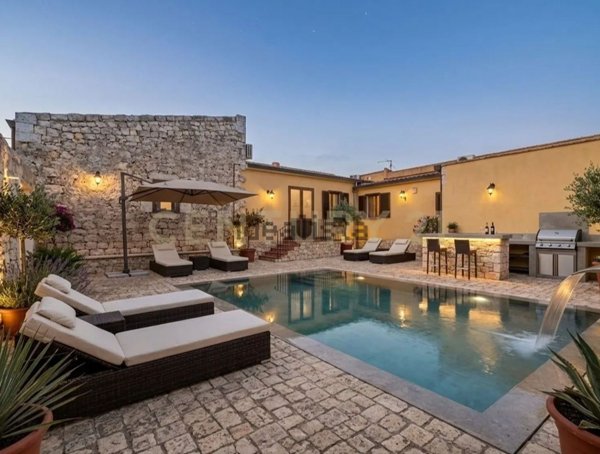 casa indipendente in vendita a Modica