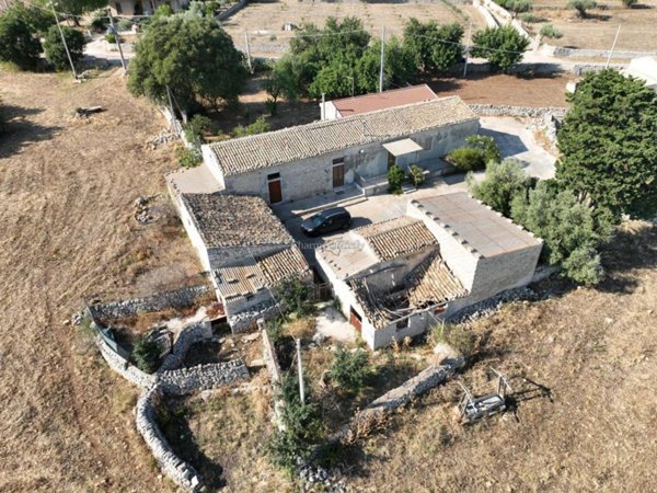casa indipendente in vendita a Modica